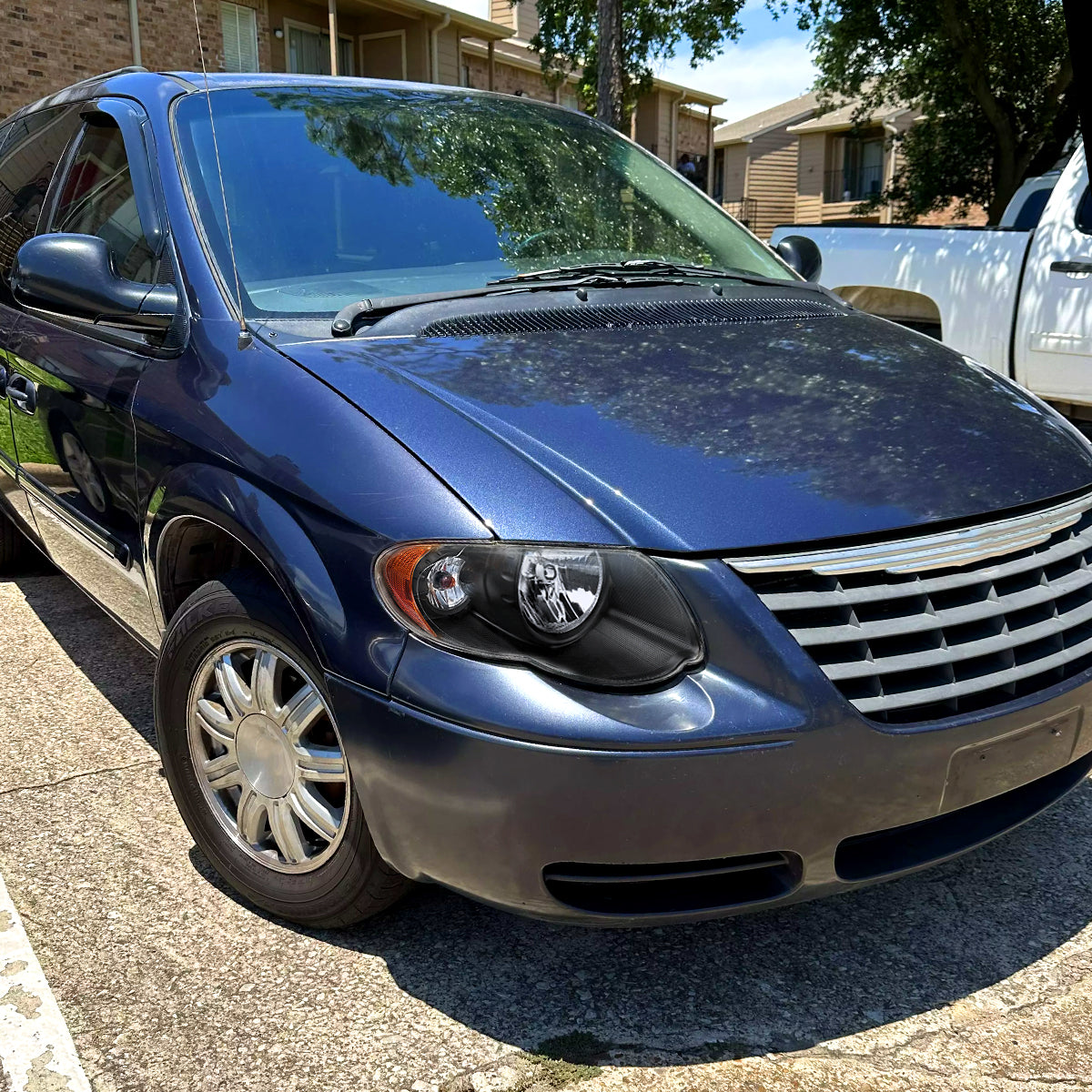 2005-2007 Chrysler Town & Country Factory Style Replacement Headlights (Matte Black Housing/Clear Lens)